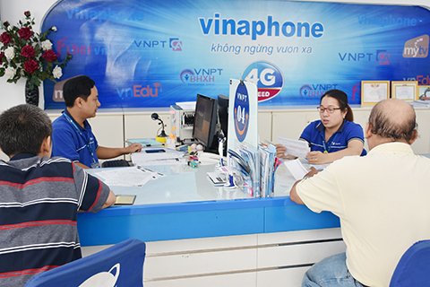 Nhân viên Trung tâm Kinh doanh VNPT - Khánh Hòa hỗ trợ khách hàng đăng ký các dịch vụ