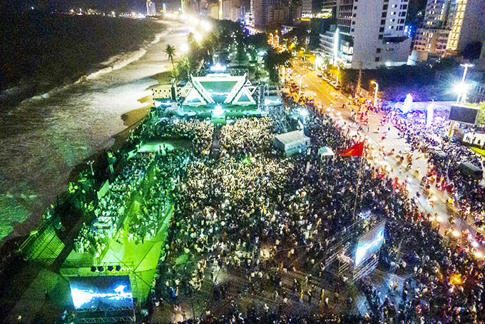 Hàng nghìn khán giả đã có mặt ở Quảng trường 2-4  để theo dõi đêm nhạc chào năm mới vào tối 31-12.  Ảnh: Vĩnh Thành