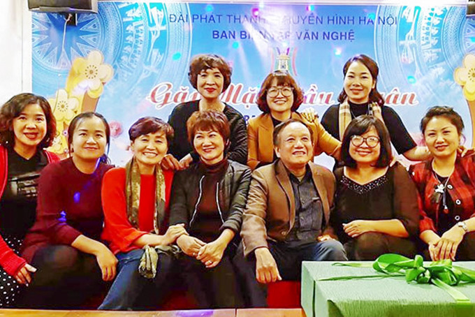 Nhạc sĩ Thái Văn Hóa ngồi giữa cùng đồng nghiệp Đài Phát thanh - Truyền hình Hà Nội.