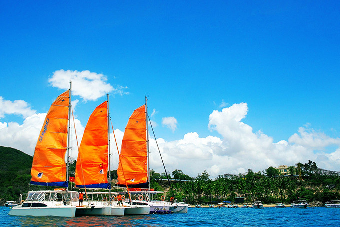 Tour thuyền buồm Catamaran khám phá vịnh Nha Trang - sản phẩm mới của du lịch Khánh Hòa.