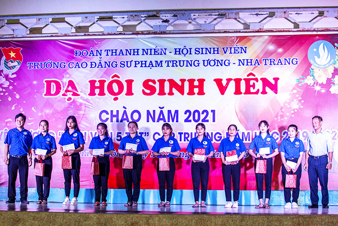 Đoàn Thanh niên - Hội Sinh viên Trường Cao đẳng Sư phạm Trung ương - Nha Trang  trao hỗ trợ vé xe cho sinh viên khó khăn về quê ăn Tết.