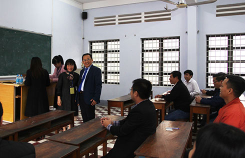 Ông Lê Hữu Hoàng kiểm tra trước giờ phát đề tại các phòng thi.