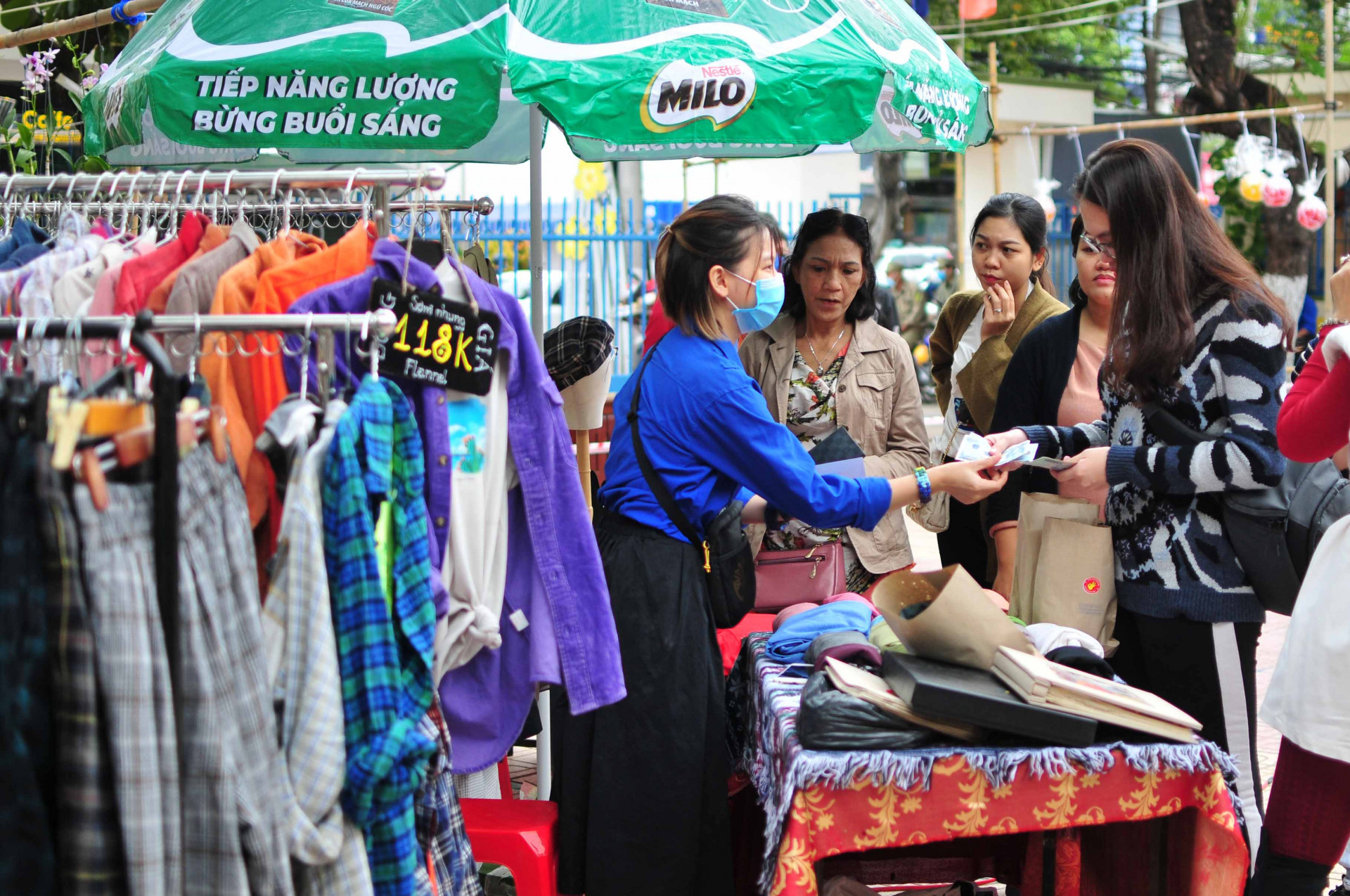 Phiên chợ thu hút 28 gian hàng của các thanh niên trên địa bàn thành phố tham gia