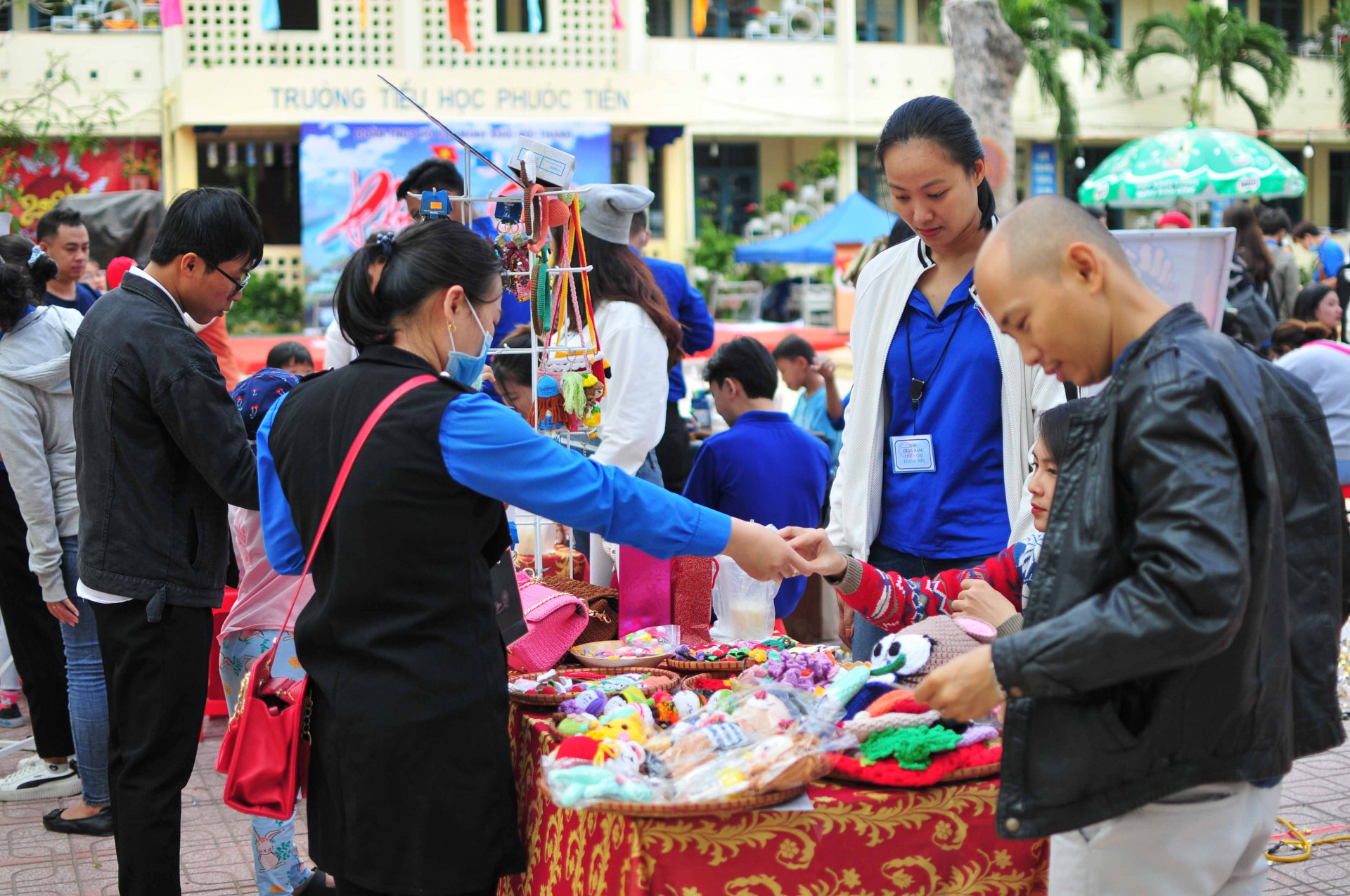Được biết, kinh phí thu được từ phiên chợ, Đoàn Khối nội thành sẽ gây quỹ để tổ chức chương trình Xuân tình nguyện tại huyện Khánh Sơn