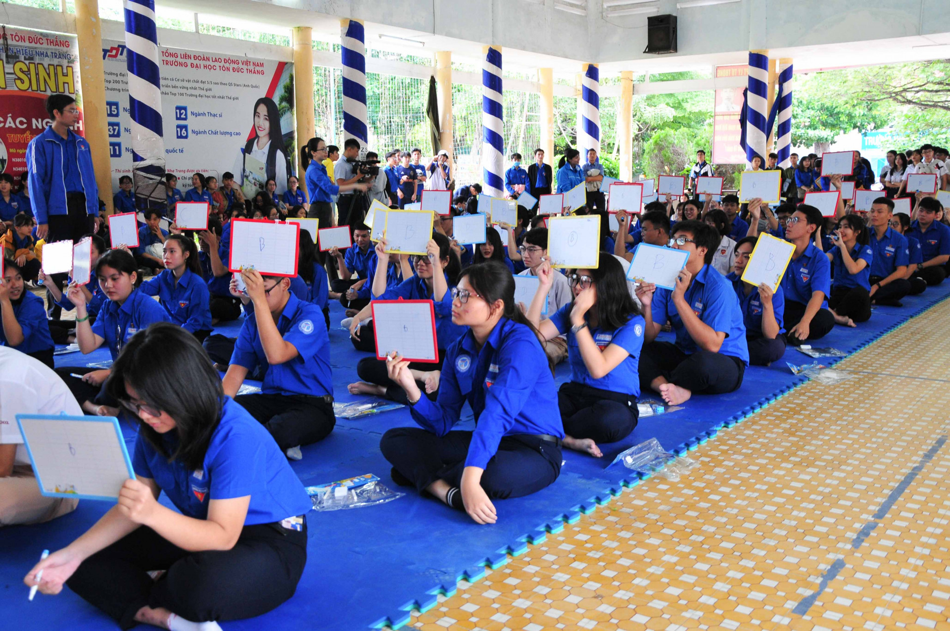 Các học sinh tham gia thi Rung chuông vàng 
