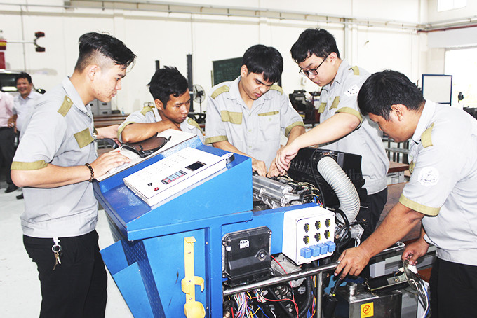Sinh viên học thực hành nghề Công nghệ ô tô tại Trường Cao đẳng Kỹ thuật công nghệ Nha Trang  theo chương trình liên kết với Đức.