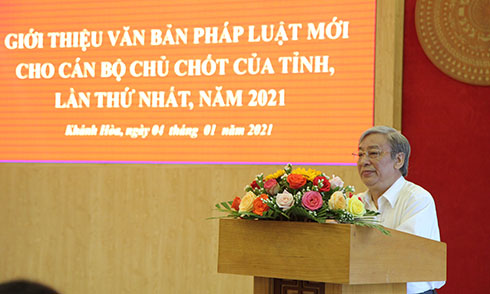 Ông Lê Xuân Thân truyền đạt nội dung các văn bản pháp luật mới.