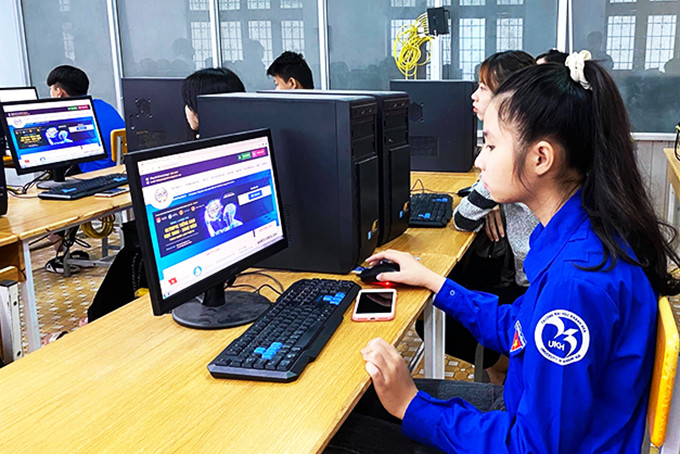 Sinh viên Trường Đại học Khánh Hòa tham gia thi trực tuyến.