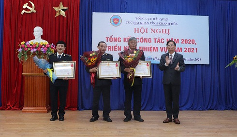 Ông Nguyễn Tấn Tuân trao Huân chương Lao động hạng Nhì của Chủ tịch nước cho tập thể và cá nhân.