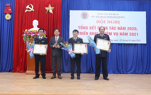 Ông Nguyễn Tấn Tuân trao Huân chương Lao động hạng Ba của Chủ tịch nước cho các cá nhân.