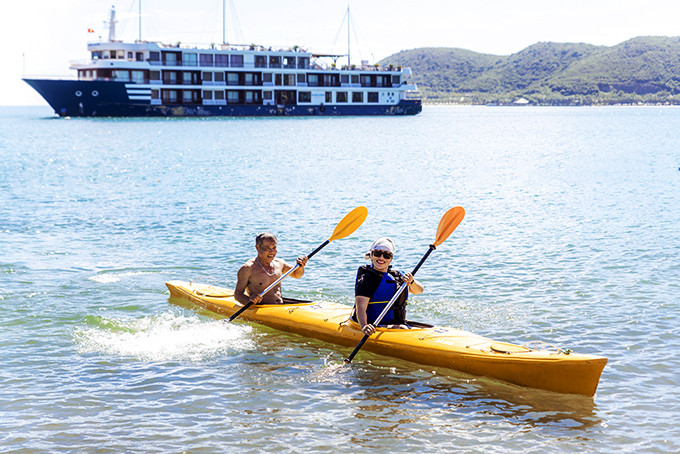 Khách du lịch chèo thuyền Kayak trên vịnh Nha Trang.