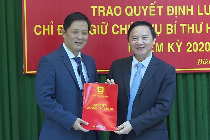Ông Nguyễn Khắc Định trao quyết định cho ông Võ Nam Thắng 