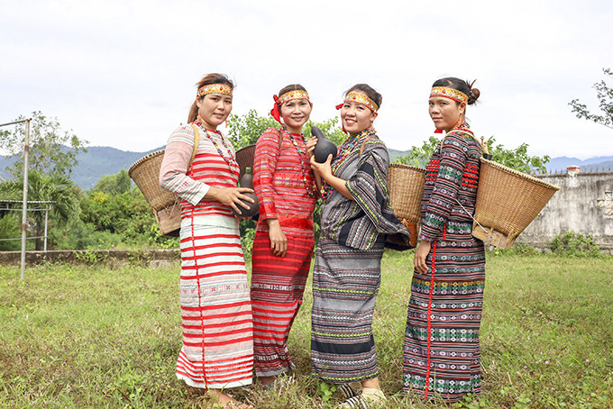 Phụ nữ Êđê ở xã Ninh Tây (thị xã Ninh Hòa) mặc trang phục dân tộc.  