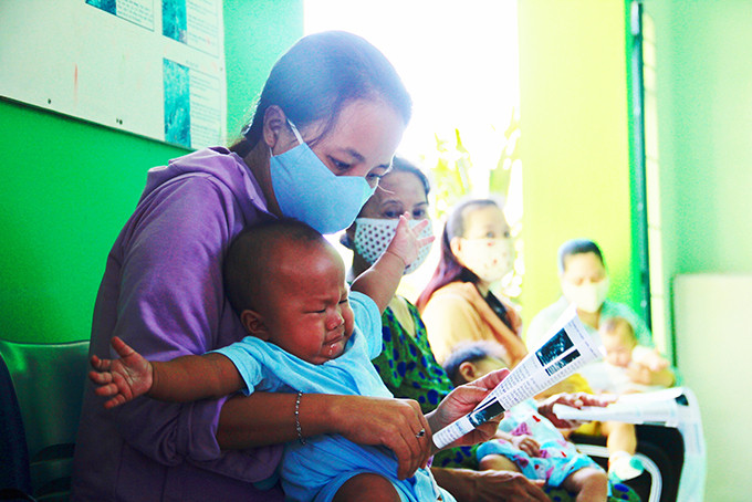 Người dân tìm hiểu kiến thức về sàng lọc trước sinh, sơ sinh tại Trạm Y tế xã Vĩnh Thái, TP. Nha Trang.