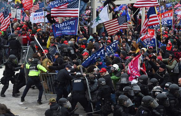 Người ủng hộ ông Trump đụng độ với cảnh sát và các lực lượng an ninh khi họ đẩy các rào chắn chướng ngại vật để tràn vào tòa Quốc hội Mỹ ở Washington D.C ngày 6-1 - Ảnh: AFP