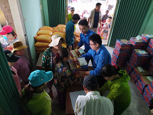Trao quà cho các gia đình ngư dân xã Ninh Phước 