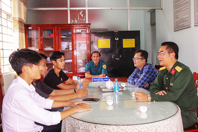 Thượng tá Trần Quốc Toản động viên thanh niên phường Cam Phú chuẩn bị nhập ngũ.
