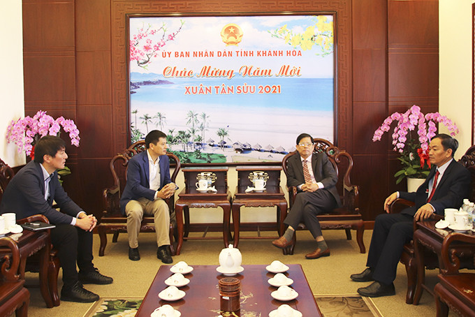 Ông Nguyễn Tấn Tuân tiếp lãnh đạo Công ty TNHH Điện lực Vân Phong.
