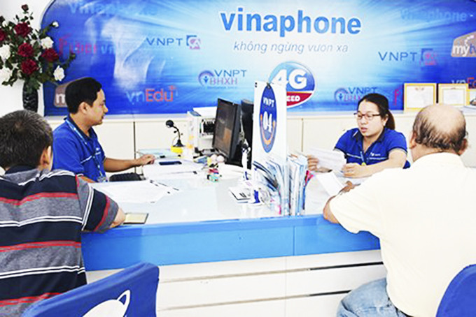 Nhân viên Trung tâm Kinh doanh VNPT Khánh Hòa giới thiệu các dịch vụ đến khách hàng.
