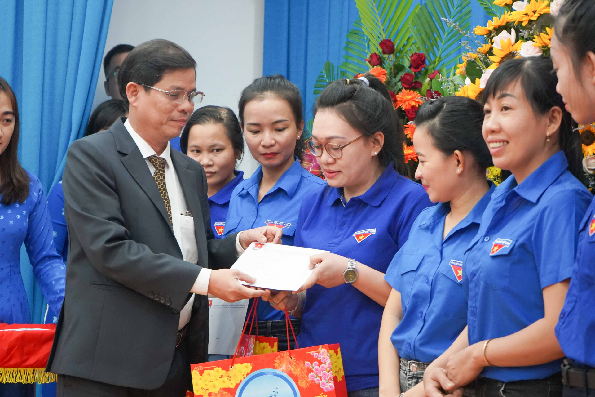 Đồng chí Nguyễn Tấn Tuân trao quà cho các thanh niên công nhân