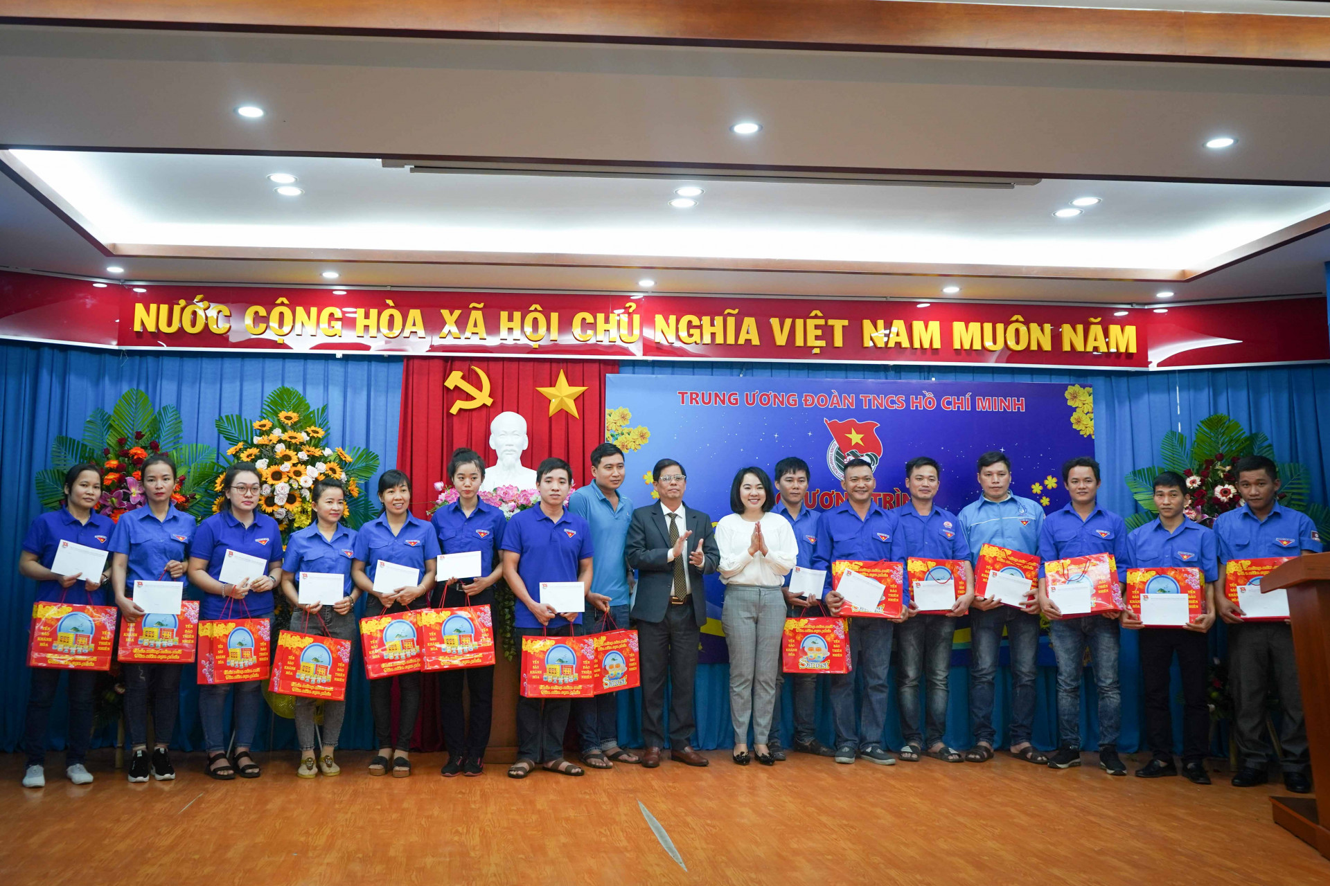 Đồng chí Nguyễn Tấn Tuân cùng lãnh đạo Ban Thanh niên công nhân và đô thị Trung ương Đoàn trao quà cho các thanh niên công nhân