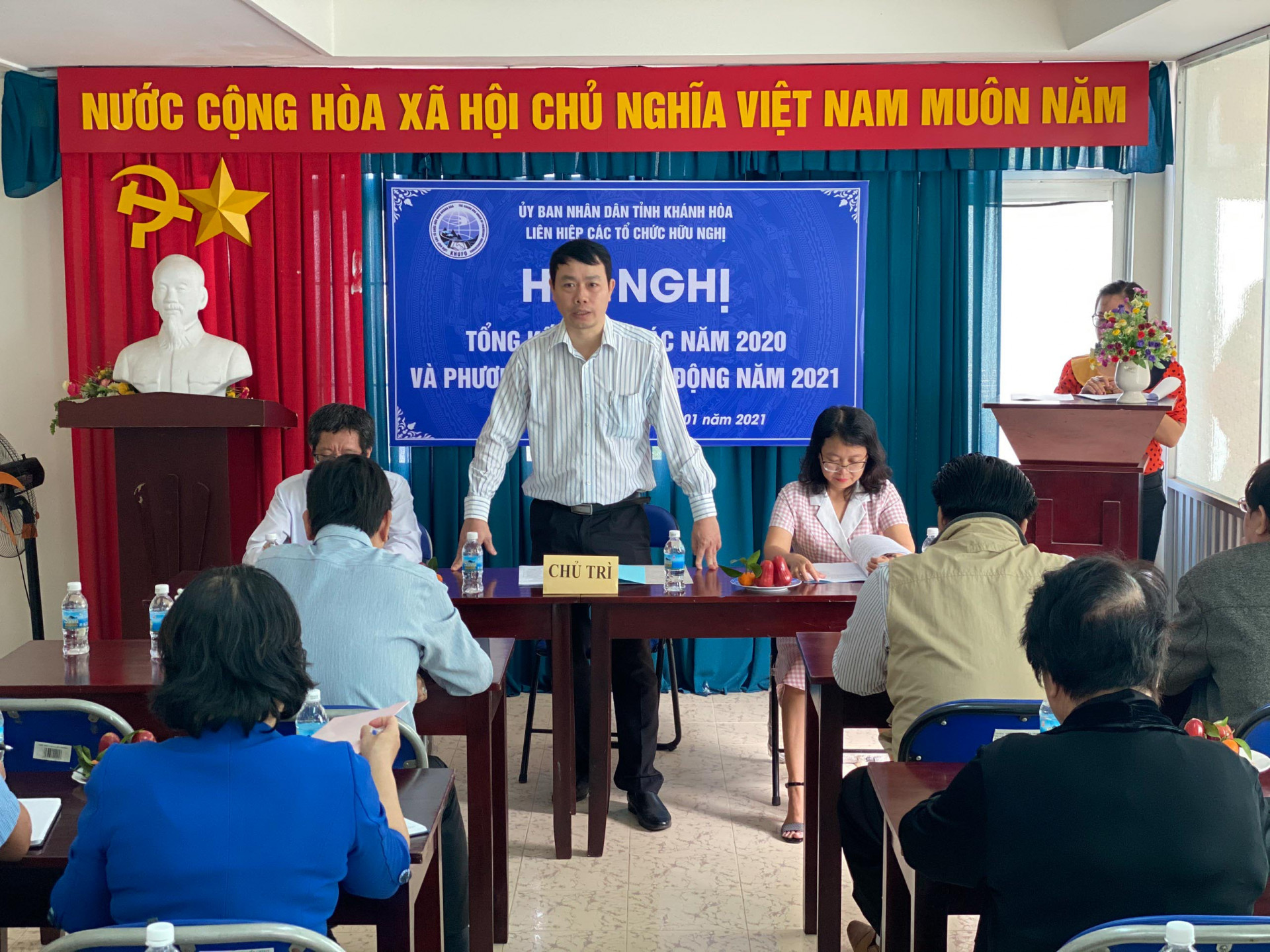 Lãnh đạo Liên hiệp các tổ chức hữu nghị tỉnh Khánh Hòa phát biểu tại hội nghị. 