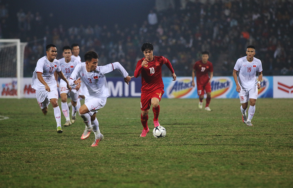 Một pha tranh chấp bóng trong trận giao hữu thứ 2 giữa Đội tuyển Việt Nam (áo đỏ) và Đội tuyển U22 (áo trắng) tại Phú Thọ ngày 27-12-2020. Trận đấu này có kết quả 2-2. Ảnh: Báo Phú Thọ