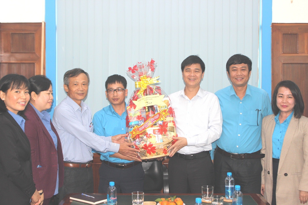 Ông Ngọ Duy Hiên (thứ 3 từ phải qua) thăm và trao quà cho Công đoàn cơ sở Công ty Cổ phần Thủy sản Thông Thuận Cam Ranh.
