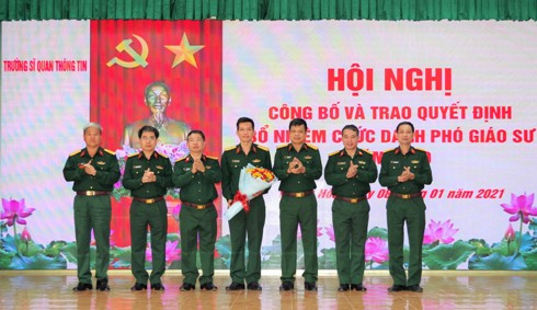Lãnh đạo, cán bộ nhà trường chúc mừng Thượng tá, Phó Giáo sư, Tiến sĩ Trần Thanh Trung.