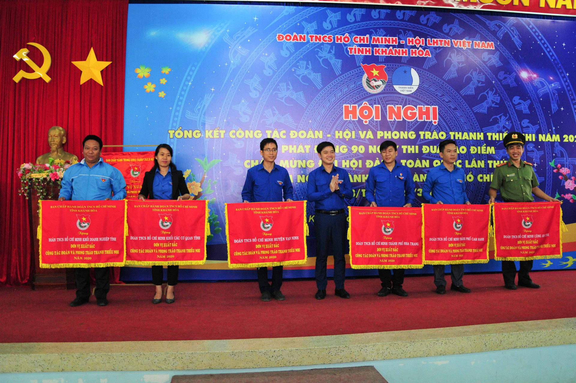 Lãnh đạo Tỉnh đoàn trao cờ thi đua xuất sắc cho các tập thể có thành tích trong công tác Đoàn và phong trào thanh thiếu nhi