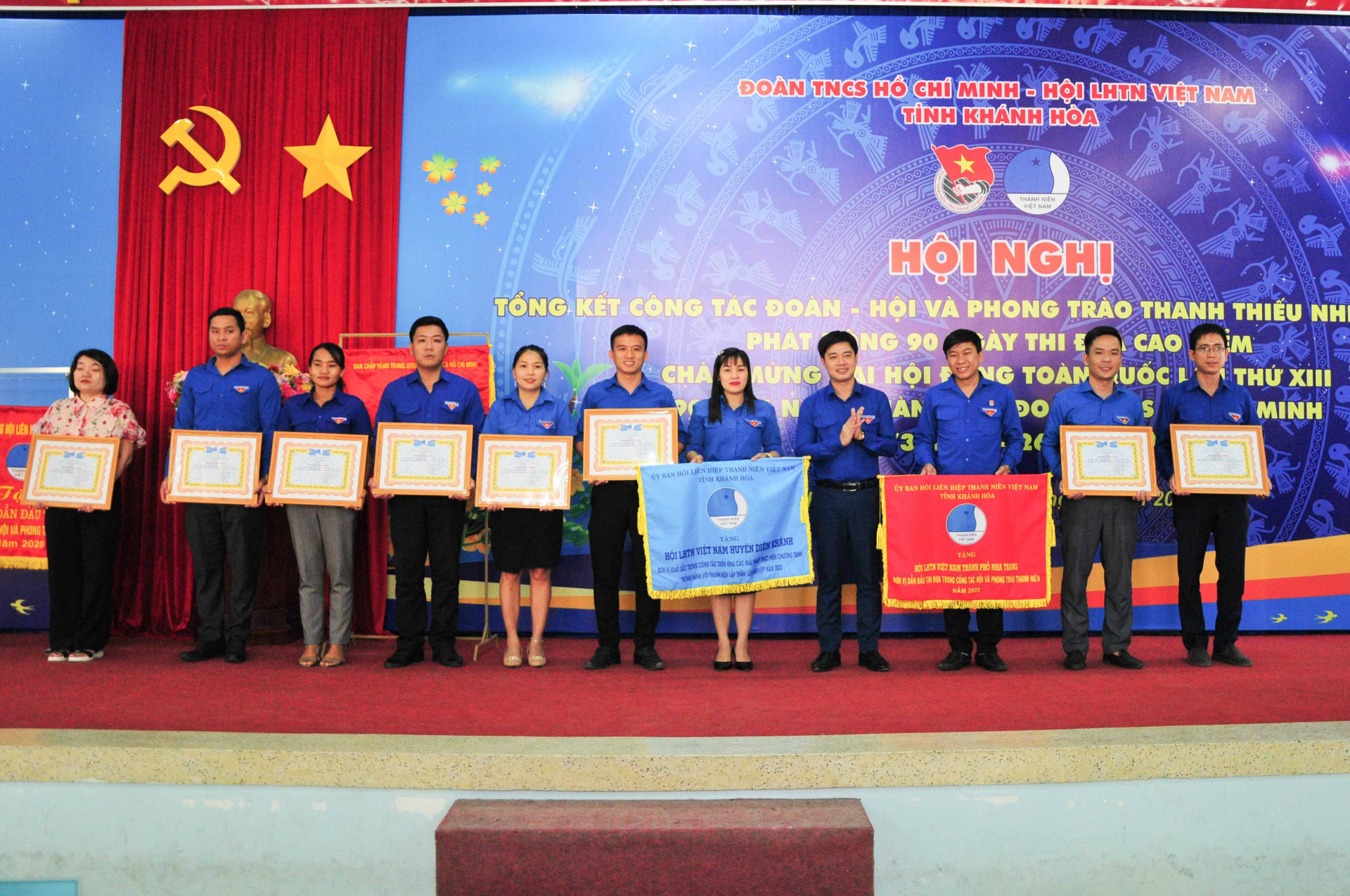 Hội Liên hiệp Thanh niên Việt Nam tỉnh trao cờ thi đua và bằng khen cho các tập thể có thành tích trong công tác Hội và phong trào thanh niên
