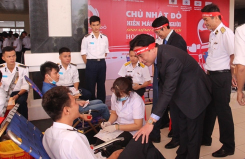Lãnh đạo tỉnh Khánh Hòa và Học viện Hải quân động viên các tình nguyện viên.