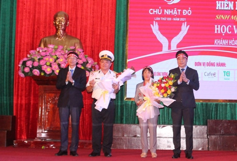 Lãnh đạo tỉnh Khánh Hòa tặng hoa và biểu trưng cho các đơn vị phối hợp tổ chức chương trình.