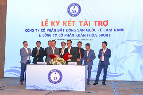 Lễ ký kết giữa đại diện Nhà tài trợ và đơn vị chủ quản CLB Bóng đá Khánh Hòa.