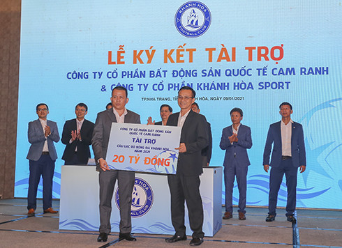 Ông Đào Minh Sơn (phải), đại diện Nhà tài trợ trao bảng tài trợ 20 tỷ đồng cho ông Nguyễn Minh Hiếu, đại diện đơn vị chủ quản đội bóng.