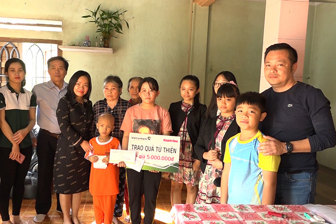 Lãnh đạo Báo Khánh Hòa và Vietcombank Nha Trang cùng các nhà hảo tâm trao tiền ủng hộ cho gia đình cháu Tuấn Kiệt,