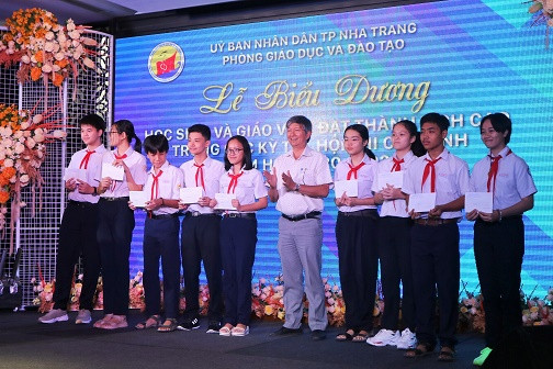 Ông Lê Đình Thuần – Phó Giám đốc Sở Giáo dục và Đào tạo Khánh Hòa trao giấy khen cho các học sinh đạt giải nhất trong các kỳ thi cấp tỉnh. 