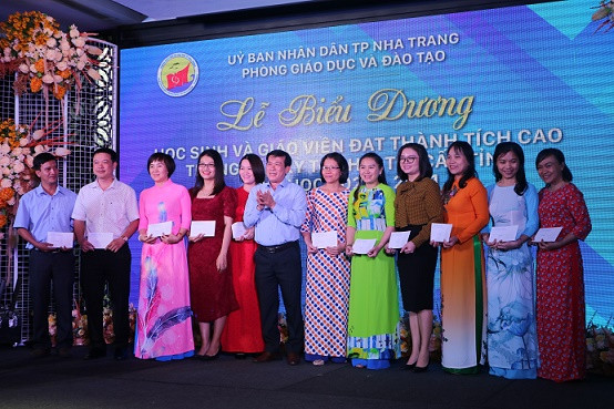 Ông Trần Nguyên Lập - Trưởng Phòng Giáo dục và Đào tạo TP. Nha Trang trao thưởng cho các giáo viên. 