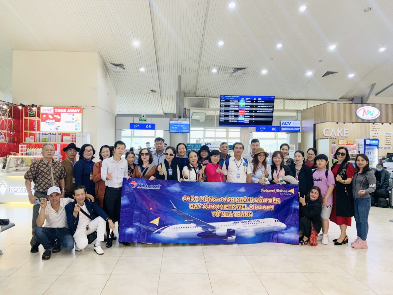 Hành khách trong chuyến bay đầu tiên của Vietravel Airlines xuất phát từ sân bay Cam Ranh