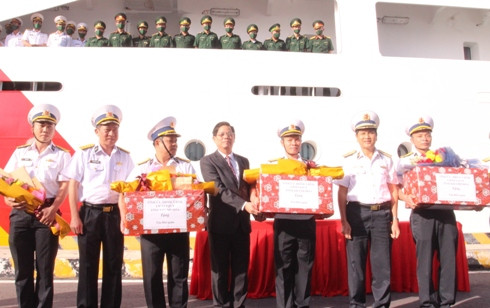 Lãnh đạo tỉnh Khánh Hòa và Vùng 4 Hải quân tặng quà cho đoàn công tác trước lúc lên đường làm nhiệm vụ.