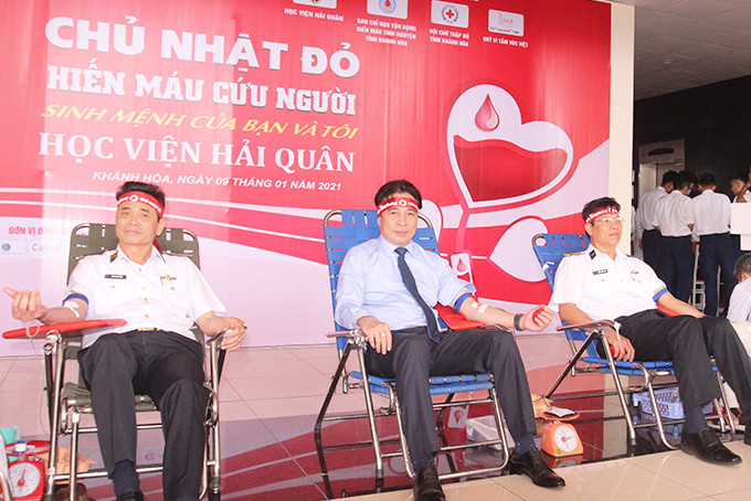 Ông Nguyễn Khắc Toàn và lãnh đạo Học viện Hải quân tham gia hiến máu.