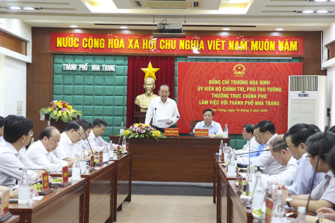 Phó Thủ tướng Thường trực Chính phủ Trương Hòa Bình làm việc với TP. Nha Trang trong chuyến công tác kiểm tra tình hình cải cách hành chính tại Khánh Hòa năm 2020.