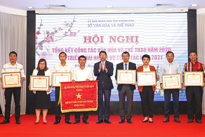 Đồng chí Đinh Văn Thiệu trao cờ thi đua và bằng khen của Bộ Văn hóa - Thể thao và Du lịch  cho đại diện các tập thể, cá nhân. 