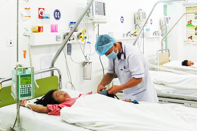 Điều trị ca sốt xuất huyết nặng tại Bệnh viện Bệnh nhiệt đới tỉnh.  