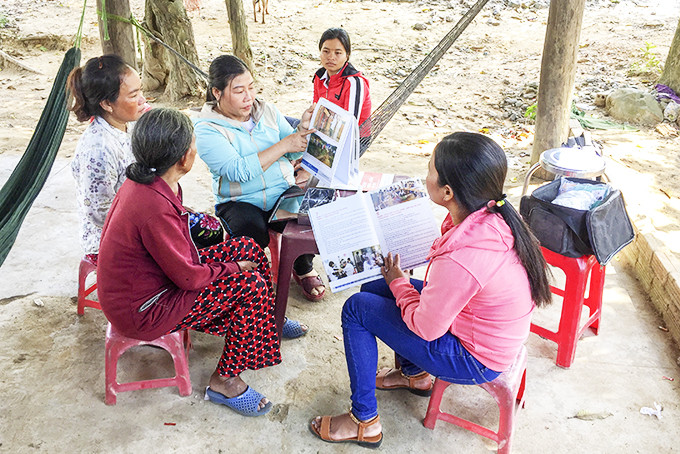 Cán bộ Y tế thôn bản xã Khánh Thành, huyện Khánh Vĩnh tuyên truyền về phòng, chống sốt rét cho người dân.