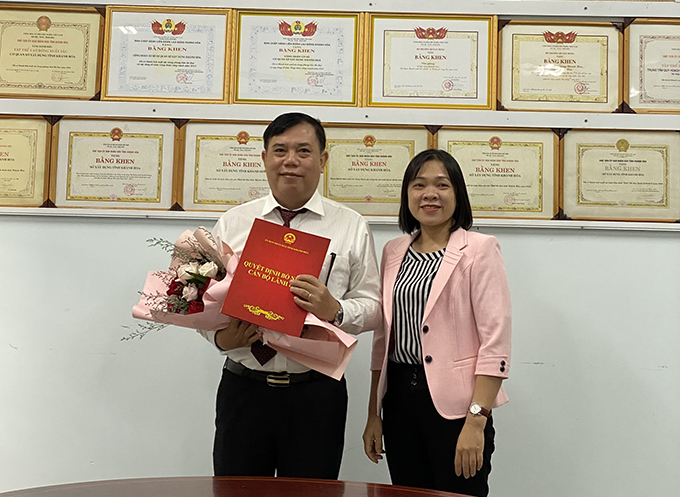 Ông Nguyễn Ngọc Minh nhận quyết định điêu động, bổ nhiệm cán bộ của UBND tỉnh