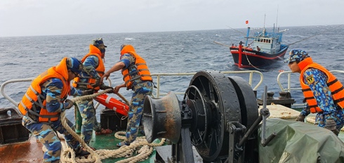 Tàu Trường Sa 18 hỗ trợ tàu cá ngư dân Khánh Hòa gặp sự cố trên biển