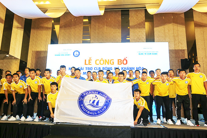 Đội bóng Khánh Hòa FC trong màu áo mới.