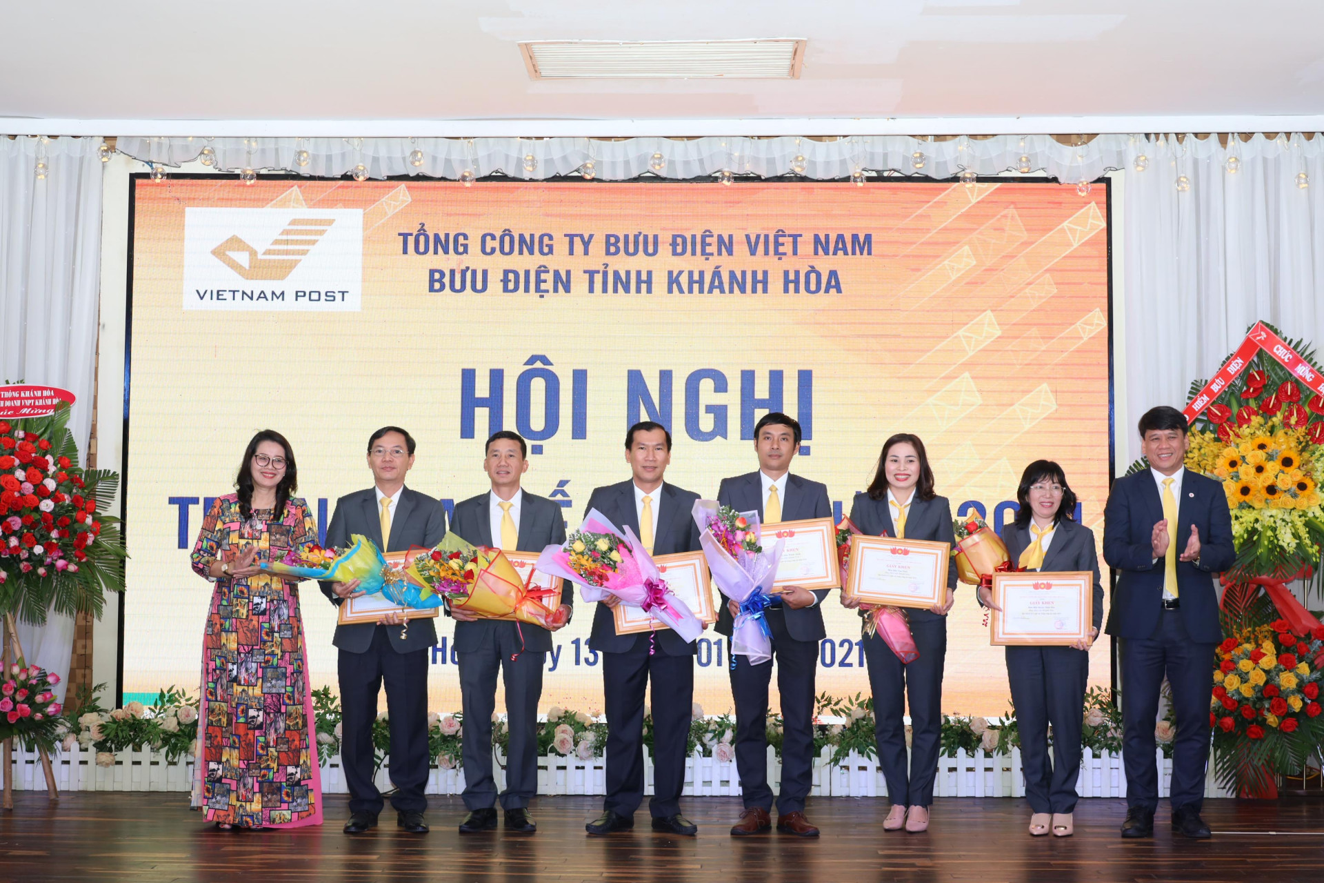 Lãnh đạo Tổng công ty Bưu điện Việt Nam trao giấy khen cho đại diện các tập thể đạt thành tích xuất sắc. 