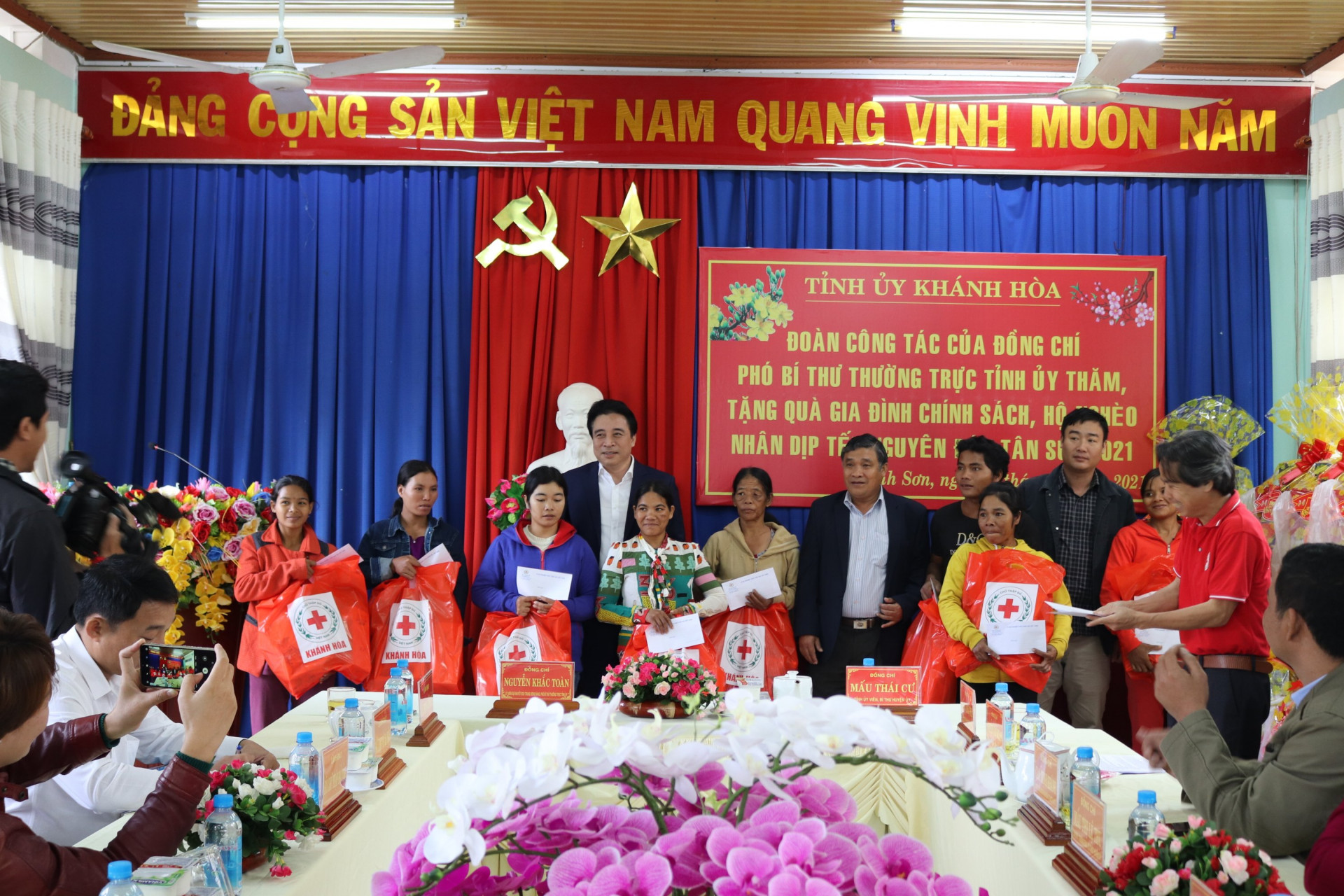 Ông Nguyễn Khắc Toàn thăm hỏi, tặng quà Tết cho người nghèo và nạn nhân chất độc da cam/dioxin huyện Khánh Sơn.